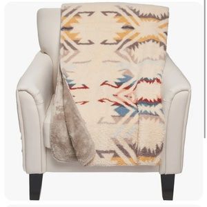 Pendleton Sherpa Throw White Sands Blanket Fleece 50x70 Reversible w/hanger NEW